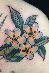Ŝultro pentris orkidean tatuadon