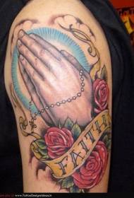 Mano di preghiera di colore della scuola e modello del tatuaggio della rosa della croce