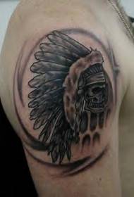 Modello di tatuaggio con corona di piume di teschio a braccio grande