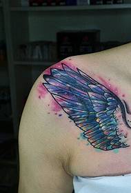 Tattoo alternativa me ngjyra tatuazhi nën shpatullën e një vajze