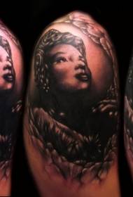 Lielas rokas krāsas sievietes portreta tetovējums