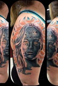 Grote arm kleur meisje portret met totem tattoo patroon