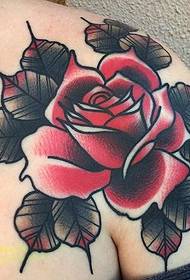 A vállon lévő piros virág tetoválás nagyon vonzó