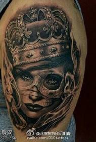 Modello tatuaggio spalla corona ragazza