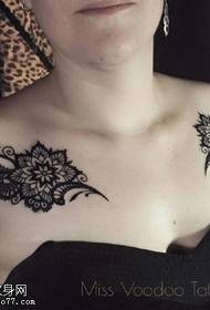 Pečių gėlių tatuiruotės modelis