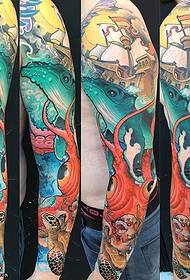 Modello del tatuaggio del mondo sottomarino sulla spalla