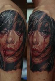 Modello del tatuaggio femminile del diavolo insanguinato colorato stile realistico di grande braccio