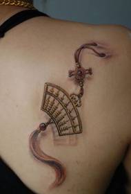 Menina ombro pequeno pingente tatuagem padrão
