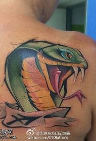 Modello di tatuaggio serpente spalla verde