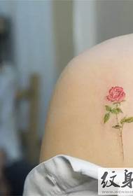 Spalle eleganti e semplici, piccolo tatuaggio fresco
