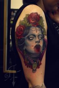 Warna lengan besar wajah wanita berdarah menyeramkan dengan pola tato mawar