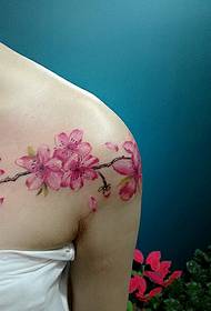 95 mala djevojčica trešnja tetovaža na ramenu