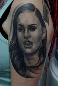 大きな腕の吸血鬼の女性の肖像画のカラフルなタトゥーパターン