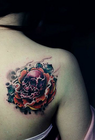 Gražūs pečiai ir kiti populiarūs kaukolės rožių tatuiruotės dizainai