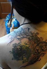 Fată spate alternativ model de tatuaj totem trandafir