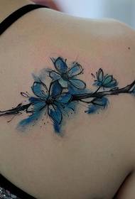 Realistisch perzik tattoo-patroon op de schouder