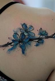 Realistico disegno del tatuaggio pesca sulla spalla