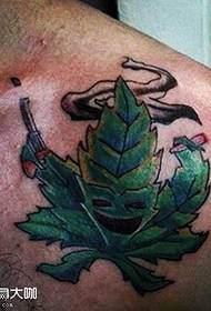 Modello di tatuaggio foglia spalla