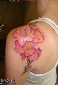 Skouder roze bloem tattoo patroan
