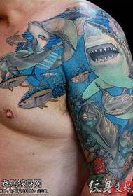 Modello di tatuaggio di wrestling di squalo spalla