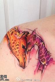 Model de tatuaj de mamă și girafă pentru umeri