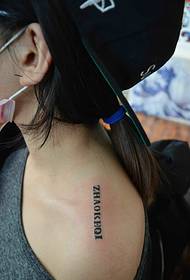 Bir kızın omzuna basit İngilizce kelime dövme