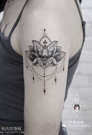 Pàtran tatù pendant Lotus air a ’ghualainn