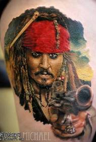 Malowany na ramieniu wzór tatuażu kapitana Jacka