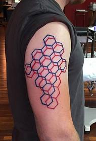 Motivo geometrico del tatuaggio sulla spalla