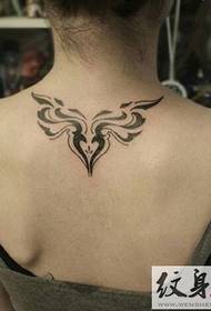 Tatuagem pequena do totem no ombro e nas costas