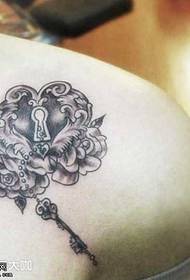 Skulder hjerte lås tatovering mønster