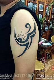 Black gray totem tattoo pattern on the shoulder