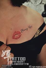 Raudonų lūpų personažo tatuiruotės modelis ant peties