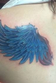 убав сет на тетоважи на рамената и на задните крилја
