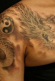 Appréciation des œuvres de tatouage de dragon et de taiji à l'épaule