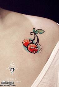 Pieni kirsikka tatuointikuvio olkapäällä