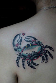 Söt liten krabba axel tatuering
