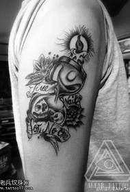 Spalla, clessidra, disegno del tatuaggio