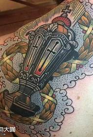 Modello di tatuaggio con lampada a olio a spalla