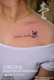 Na ramenskem vzorcu cvet tetovaže