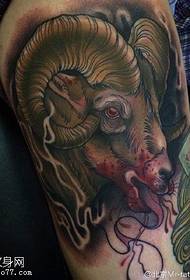 Patrón de tatuaxe de cabra grande no ombreiro