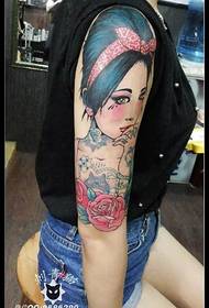 Bellissimo tatuaggio sulla spalla