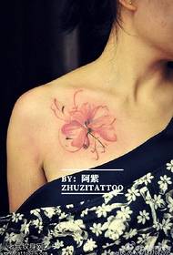Vackert blommig tatueringsmönster med axlar