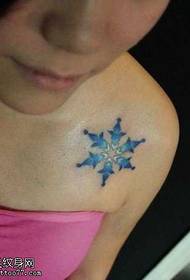 Olkapään väri lumihiutale-tatuointikuvio