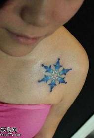 Patrón de tatuaxe de copo de neve con ombreiro