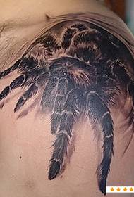 右肩上的黑色蜘蛛圖案非常恐怖
