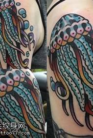 Váll festett medúza tetoválás mintával