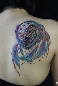 Hombro del patrón de tatuaje de tigre cazador de sueños