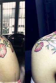 Mooi bloemtattoopatroon op de schouders van een persoonlijkheidsjongen