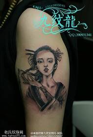 Geisha tatoeëringspatroon op die skouer